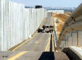 Israel, Straße an der Grenzmauer, Foto: dpa 