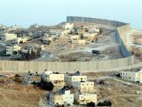 Palästinensische Häuser auf beiden Seiten der Israelischen Mauer, Foto: AP