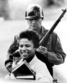 Little Rock 1957, Arkansas, Nationalgarde beschützt Schülerin vor der Central High School, Foto: KPA